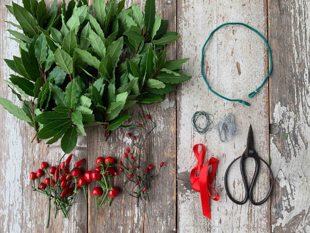 ghirlanda coroncina per laurea, con peperoncino , come fare la ghirlanda di laurea, amanda deni, casa facile , scienze della comunicazione 