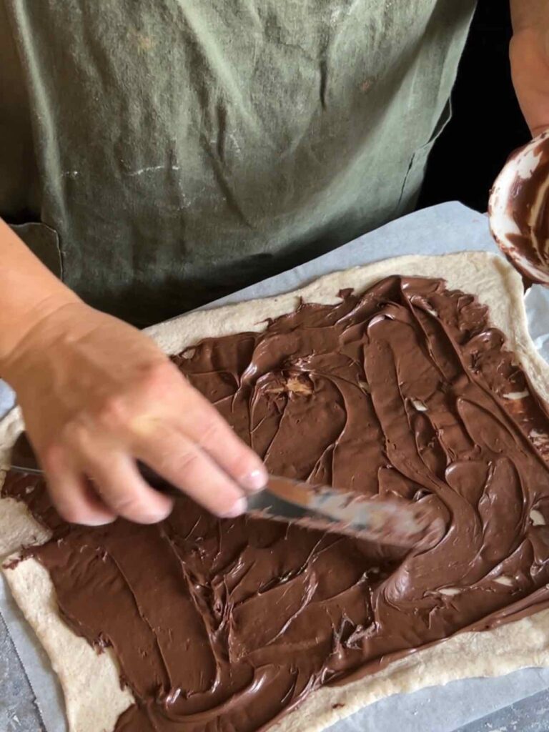 Girelle alla crema di nocciola, sale e pepe, amanda deni, rossotibet, lievitati, pane