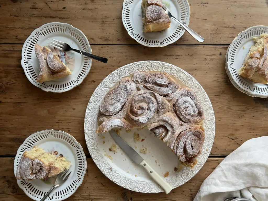Torta alle rose Torta alle rose, Amanda Deni, rosso tibet, sale e pepe