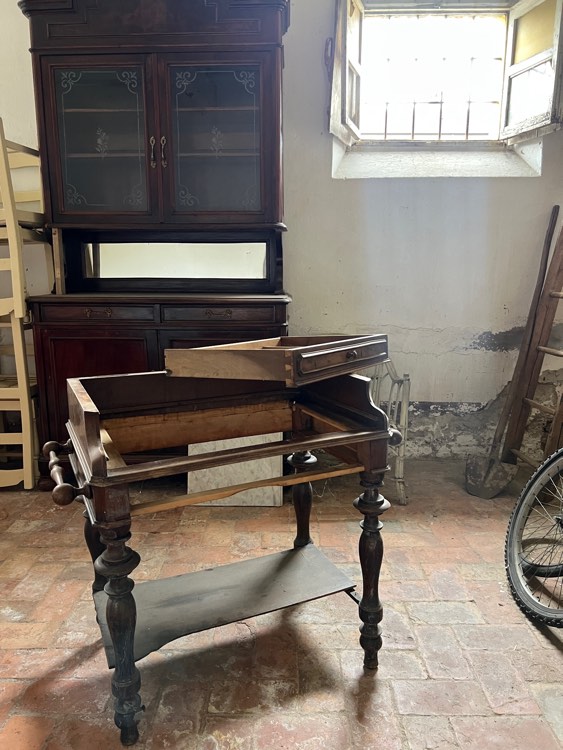restauro di un vecchio mobile con Novecento Paint , Cera Novecento, cera spray , come usare le chalk paint, pitture gessose, Pulitore alcalino, sgrassatore, come pulire un mobile da restaurare, amanda deni , rosso tibet, miglior restauro, restyling , stile shabby , stile chippy, effetto anticato , antitarlo come darlo