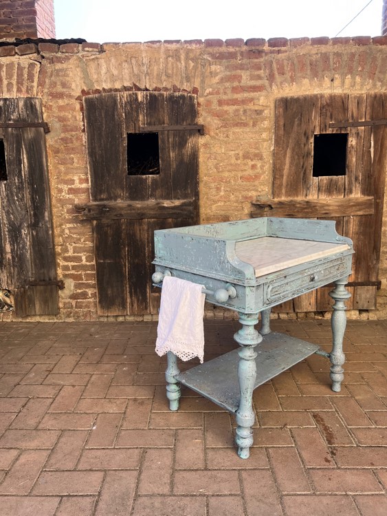 restauro di un vecchio mobile con Novecento Paint , Cera Novecento, cera spray , come usare le chalk paint, pitture gessose, Pulitore alcalino, sgrassatore, come pulire un mobile da restaurare, amanda deni , rosso tibet, miglior restauro, restyling , stile shabby , stile chippy, effetto anticato , antitarlo come darlo